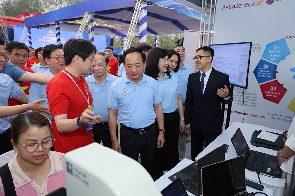 Ban lãnh đạo tham quan các