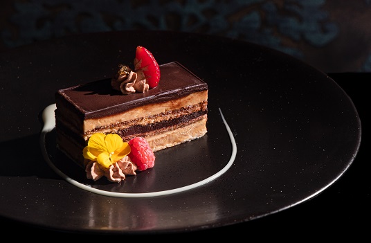 Bánh Opera dùng kèm quả mọng