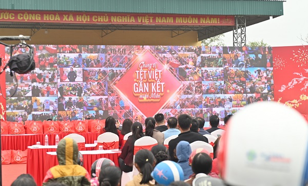 Bức tranh mosaic e-albumn của khoảnh khắc đón Tết Chung Vị Tết Việt