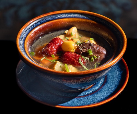 Canh đùi gà hầm ngũ quả và nấm đông trùng hạ thảo