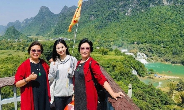 Chinese travelers explore Vietnams natural landscapes