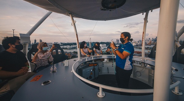 Du khách tận hưởng toàn cảnh