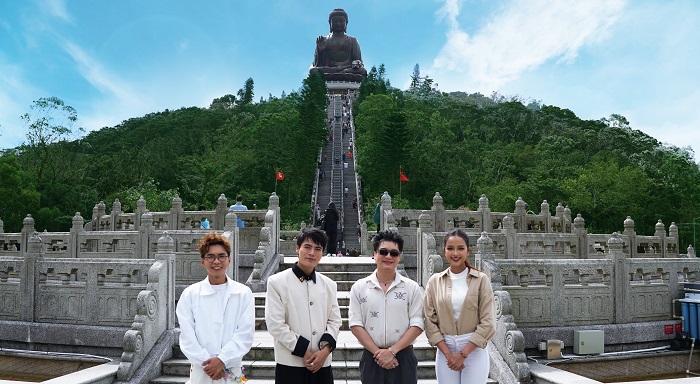Dàn cast chương trình trước tượng Đại Phật Thiên Đàn