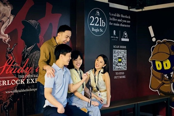 Hóa thân thành thám tử Sherlock Holmes