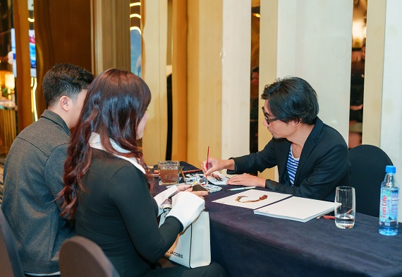 Họa sĩ Hải Tre vẽ tranh cho các khách mời tham dự