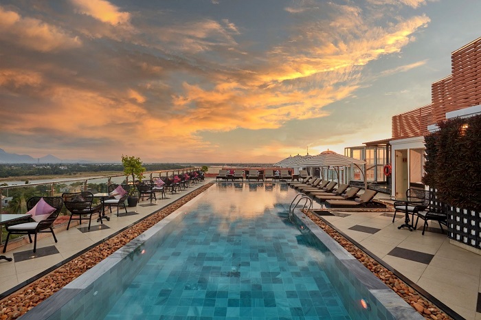 Hồ bơi vô cực tại rooftop bar với tầm nhìn ngoạn mục toàn cảnh phố cổ