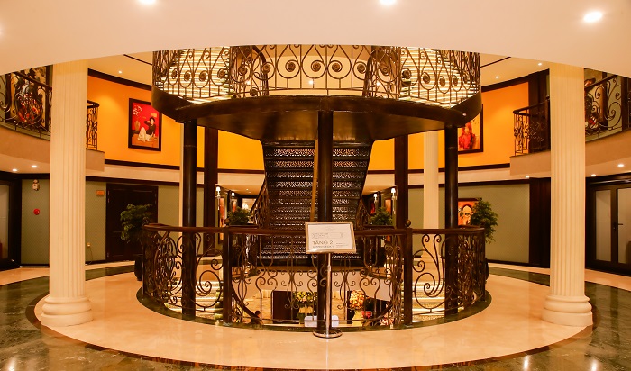 Không gian chung tại tầng 2 như một bảo tàng nghệ thuật trưng bày các tác phẩm tranh và art decor 3T