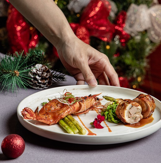 Tôm sú biển nướng sốt chanh xí muội và Đùi gà cuộn nấm hương hạt sen1