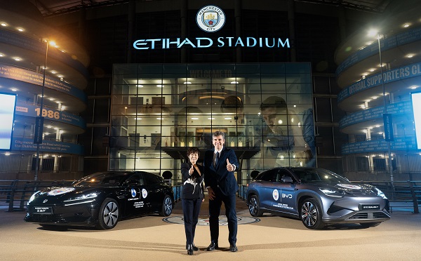 5. Stella Li  Ferran Soriano with both BYD cars