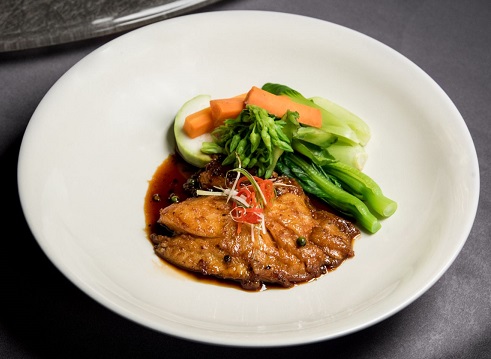 Cá bống mú kho dùng kèm rau củ luộc và cơm trắng