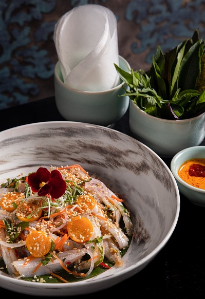 Gỏi cá mai tái chanh trộn với trái tầm bóp hành tây  rau thơm