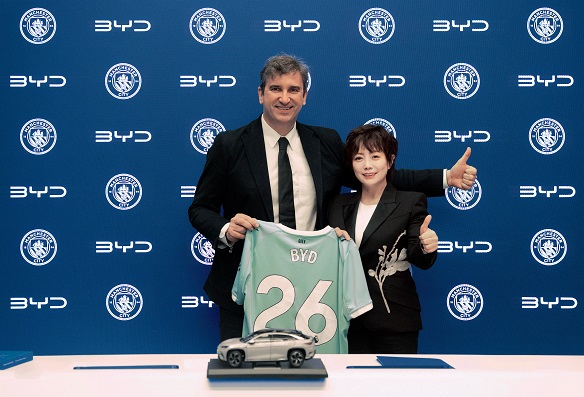 Lễ ký kết hợp đồng giữa Stella Li và Ferran Soriano