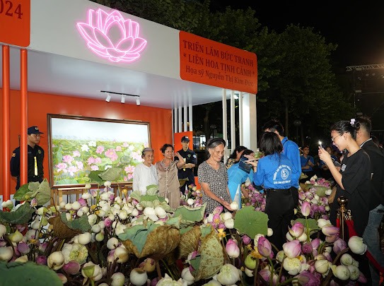 Các cụ già và thanh niên cùng nhau check in tại lễ hội