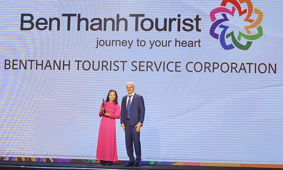 Dai dien BenThanh Tourist nhan giai thuong HR Asia Awards 2024