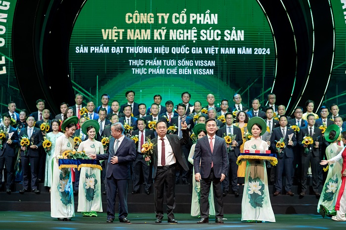 GÓC RỘNG ÔNG NGUYỄN NGỌC AN - TỔNG GIÁM ĐỐC CÔNG TY VISSAN NHẬN BIỂU TRƯNG THQG VN 2024