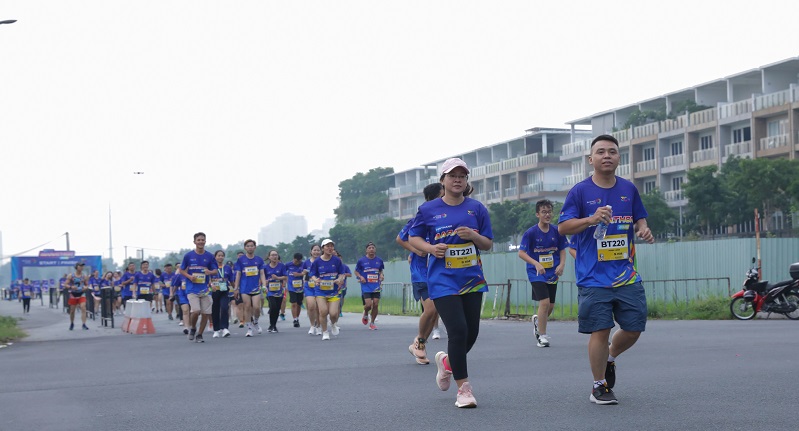 Hon 300 VĐV tham gia giai chay BenThanh Marathon