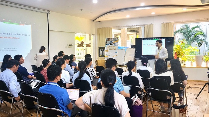 Hình ảnh về hoạt động đào tạo kỹ năng và hướng dẫn công bố quốc tế đã được triển khai trong giai đoạn 1 của hợp tác 1