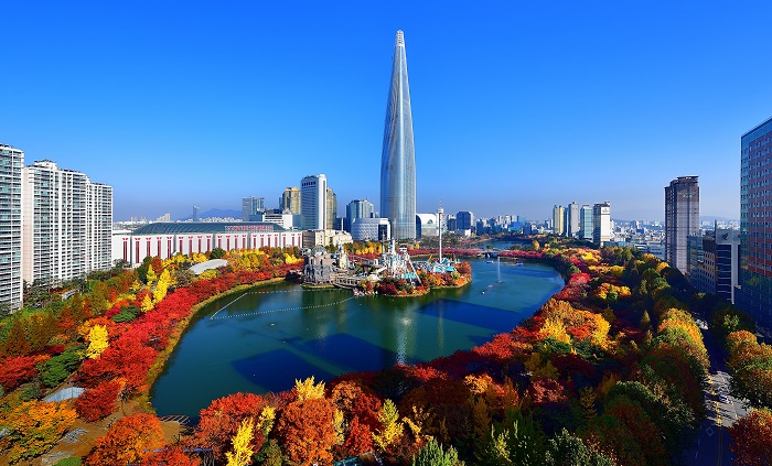 LotteWorldTowerandSeokchonLakeautumn