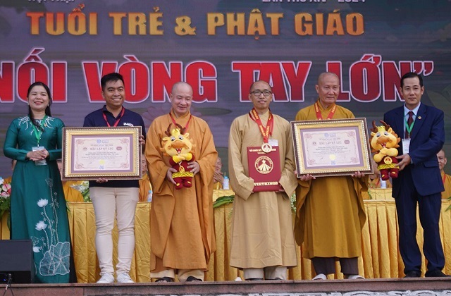 TT. trao thưởng