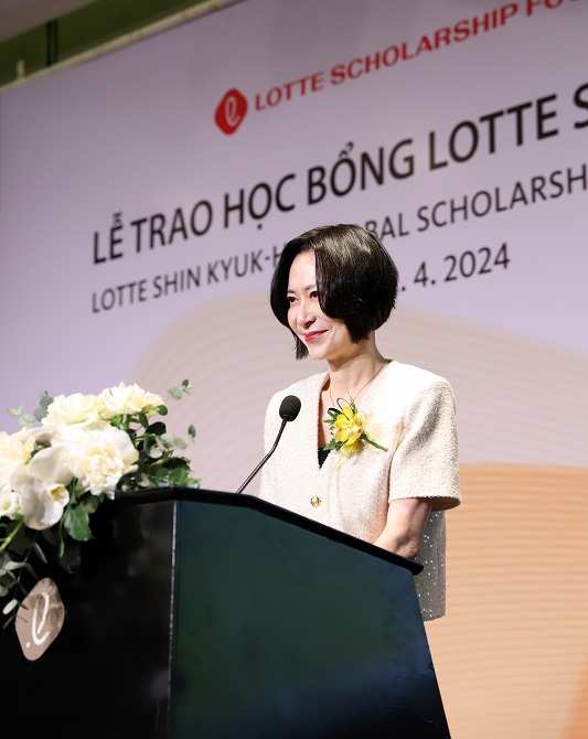 Bà Chang Hae-Sun - CT Quỹ Học Bổng Lotte 3