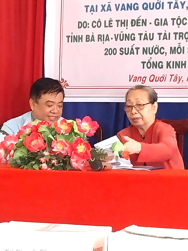 Bà Lê Thị Đến và ông Trần Văn Phục- CTMTTQ huyện Bình Đại