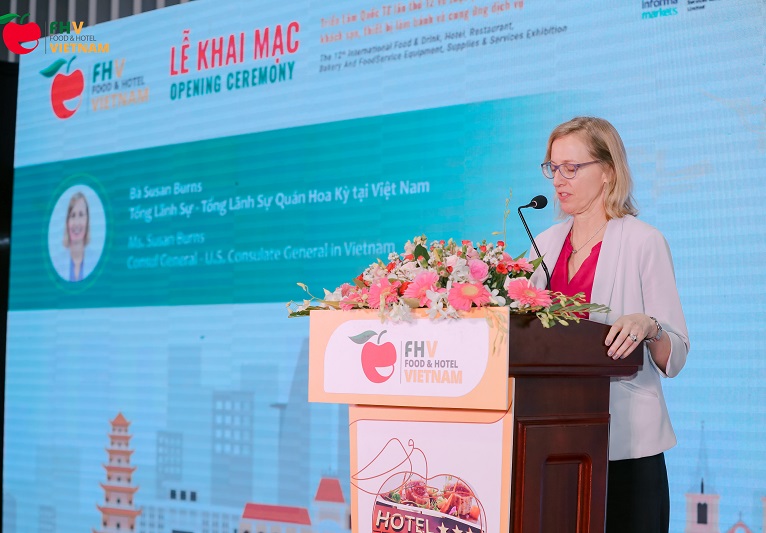 Bà Susan Burns - TLSQ Hoa Kỳ tại Việt Nam