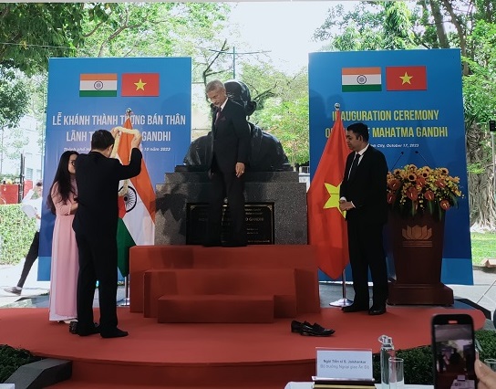 DĐA choàng hoa tượng Mahatma Gandhi