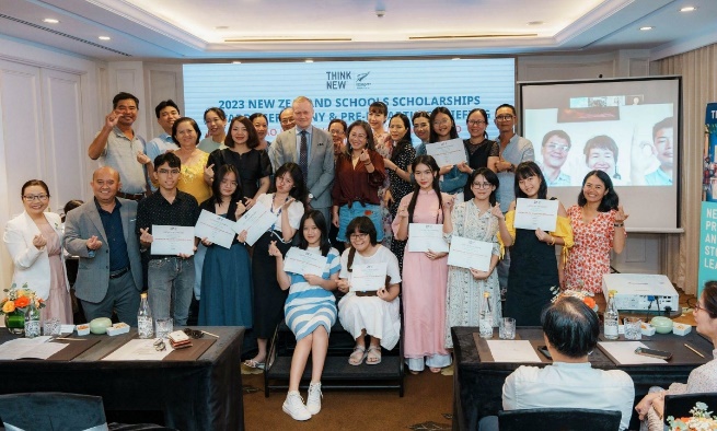 Lễ trao học bổng NZSS năm 2023 - đại diện các cơ quan chính phủ New Zealand cùng phụ huynh