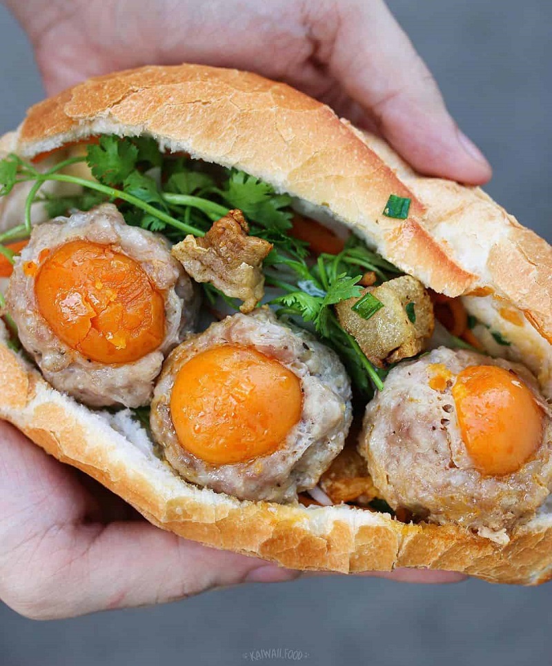 banh mi xiu mai trung muoi