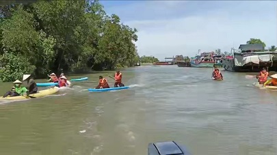 bơi thuyền trên sông