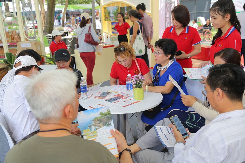 dong dao khach hang den mua tour tai gian hang BenThanh Tourist