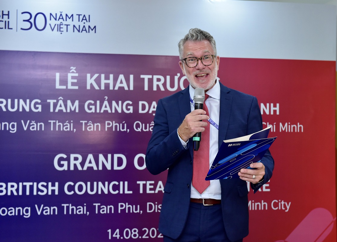 Ô.Michael Little GĐ Giảng dạy HĐ Anh VN phát biểu tại sự kiện khai trương