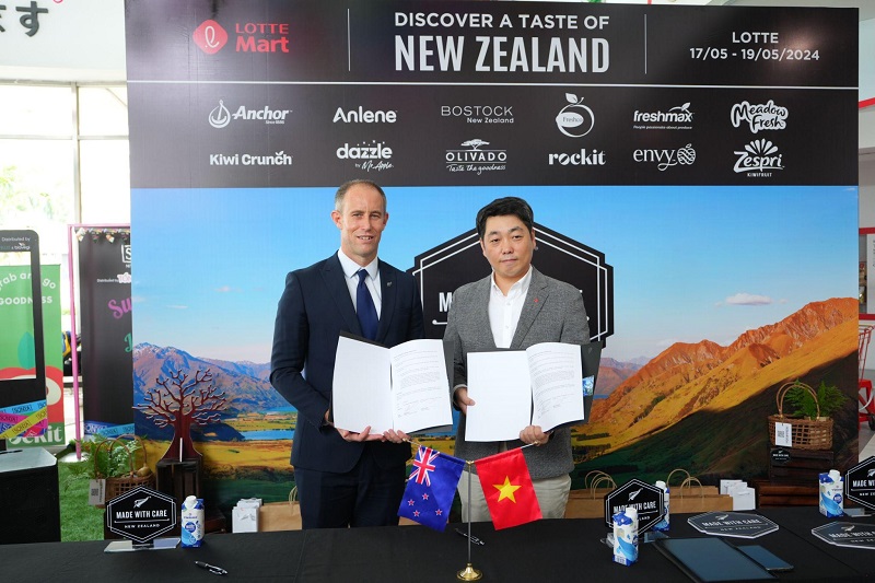 Ô. Scott James TLS kiêm Tham tán TM New Zealand tại VN và Ọ. Lee Yong Ho đại diện Lotte Mart VN