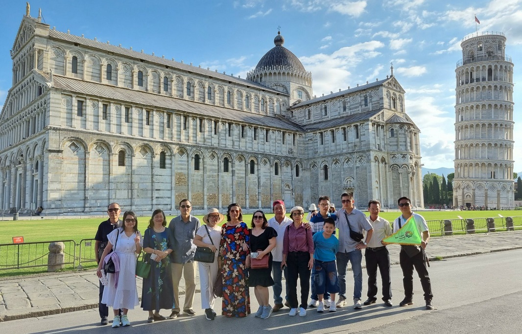 Đoàn khách BenThanh Tourist tai Châu Au