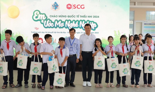 Đại diện SCG trao học bổng cho các em học sinh