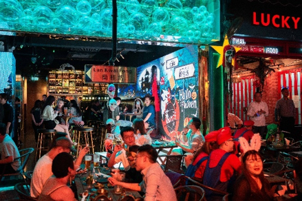 Ở phía bên kia cảng A